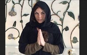 بالصور/عارضة أزياء بريطانية ادّعت الفقر وأكلت في مساجد الإمارات!