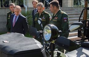 موقف طريف خلال معرض عسكري حضره بوتين