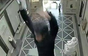 سقوط رجل من سقف زجاجي في متحف+فيديو