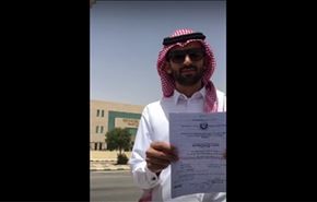 شاهد؛ طبيب سعودي يحرق شهادته احتجاجا على البطالة