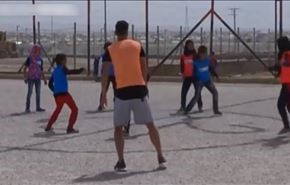 شاهد.. الألماني مسعود اوزيل يلعب كرة القدم مع اللاجئين السوريين