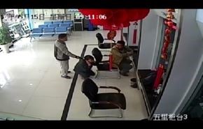 فيديو... رجل يسرق بنكا بمسدس لعبة