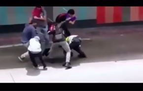 فيديو.. شهامة شاب تنقذ شرطية من اعتداء وحشي لمتظاهرين