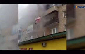 فيديو.. لحظة قفز عائلة من حريق في الطابق الـ4 لمبنى