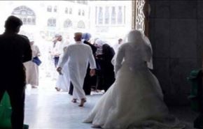 عروس تحاول دخول المسجد الحرام بفستان الزفاف.. شاهد ماذا حدث؟