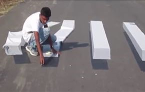 فيديو.. شاب هندي يذهل المارة برسومات ثلاثية الأبعاد