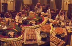 بالفيديو: بذخ عائلة سعودية تفطر في رمضان على طاولة متحركة