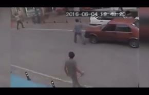 بالفيديو.. لقطات مذهلة لرجل يمسك طفلا سقط من الطابق الـ4