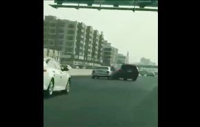 فيديو؛ عناد سائقَين متهورين على طريق عام ينتهي بمفاجأة!
