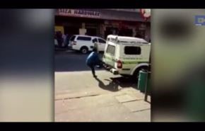 بالفيديو.. لصان يهربان من سيارة شرطة وسط تصفيق الشارع!