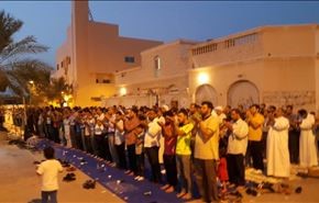 بالصور؛ المعتصمون امام منزل الشيخ قاسم يؤدون الصلاة ويتناولون الافطار
