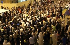 بالصور؛ الآلاف يواصلون الاعتصام امام منزل الشيخ عيسى قاسم