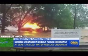 بالفيديو.. لقطات مروعة لفيضان يجرف منزلا محترقا