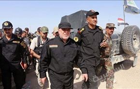 العبادي يرفع العلم العراقي وسط الفلوجة ويعد برفعه في الموصل