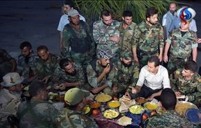 تصاویر؛ افطار بشار اسد در جمع ارتشیان سوریه
