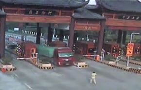 فيديو لواقعة نادرة.. شاحنة عملاقة تهرب من سائقها