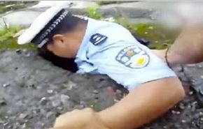 فيديو... الأرض تنشق وتبتلع شرطياً أثناء تفقده لجسر