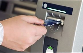 بالفيديو ؛ خدعة لسرقة كارت الـ ATM.. احترس قد تقع في الفخ!