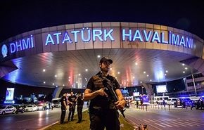فيديو جديد؛ أحد الانتحاريين يقتل شرطيا قبل هجمات مطار اتاتورك