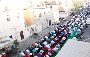 بالصور؛ البحرينيون يؤدون صلاة العيد أمام منزل الشيخ قاسم