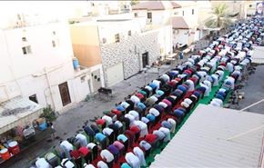 ادای نماز عید فطر در مقابل منزل آیت الله قاسم در بحرین