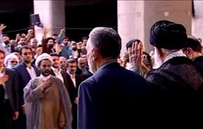 فيديو/ من هؤلاء مع القائد الخامنئي في مصلى العيد؟!