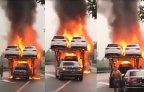 بالفيديو.. مغامر يُخرج سيارة بنجاح من وسط حريق هائل!