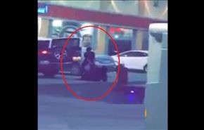 شاهد.. شرطي سعودي يجر خادمة على الأرض لاعتقالها