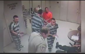 شاهد الفيديو والا لن تصدق.. مساجين يهربون من زنزانة لـ...؟!