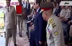 بالفيديو: مسؤول عسكري يحرج السيسي.. غلطة الشاطر بألف؟