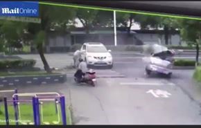فيديو... العناية الإلهية تنقذ رجلا من الدهس تحت عجلات سيارة