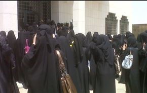 بالفيديو.. تكدس وفوضى للطالبات في جامعة سعودية والسبب؟