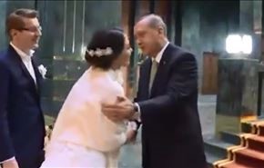 ویدیو: عروس ناشناس و بوسۀ غیرمنتظرۀ اردوغان!