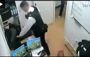 زن محجبه ای که از پلیس انگلیس کتک خورد+ویدیو