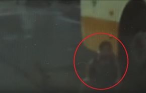 فيديو؛ طفل ينزلق بدراجته تحت عجلات حافلة .. وهذا مصيره!