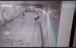 فيديو.. رجل ينجو بأعجوبة من انهيار سقف مترو