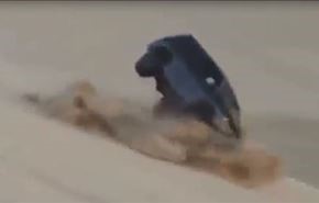 ویدیو؛ غلتیدن جوانان سعودی با خودرو در شن!
