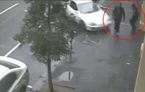 فيديو... انحرفت السيارة وضربتهما بشكل مباشر ... وهذا مصيرهما!