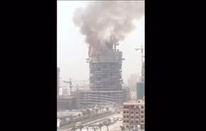 بالفيديو.. حريق هائل بأحد أبراج دبي في منطقة جميرا