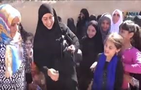 زنان سوری پوشش "داعشی" را آتش زدند+فیلم!