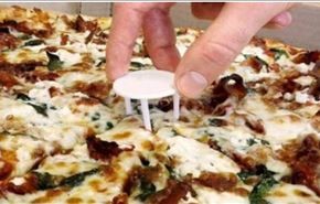 بالفيديو.. لماذا يضعون هذه القطعة البلاستيكية فوق البيتزا؟
