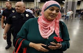 بیرون کردن زن مسلمان از سالن تبلیغات ترامپ +ویدیو