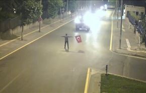 بالفيديو: مشاهد مثيرة.. شاب تركي يوقف 5 دبابات ليلة الانقلاب