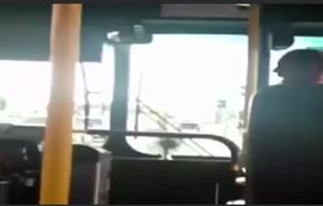 شاهد... ردة فعل قاسية لسائق حافلة أهانه أحد الركاب!