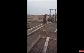 بالفيديو.. عامل بناء يطير في الهواء أثناء صب الخرسانة