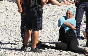 پلیس فرانسه زن مسلمان را در ساحل برهنه کرد+تصاویر