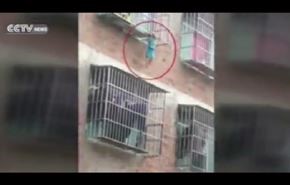 بالفيديو.. رجل يعلق على ارتفاع 8 أمتار بعد إنقاذ طفل