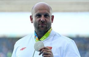 بطل أولمبي يبيع ميداليته لإنقاذ حياة طفل