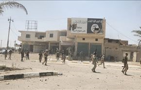 داعش درخیابان های القیاره نفت جاری کرد+تصاویر