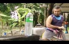 بالفيديو.. رجل يثير ضجة بسبب ضربة سيف لزجاجة مياه